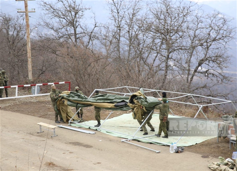 Миротворцы РФ демонтируют палатки в районе проведения акции протеста - ФОТО