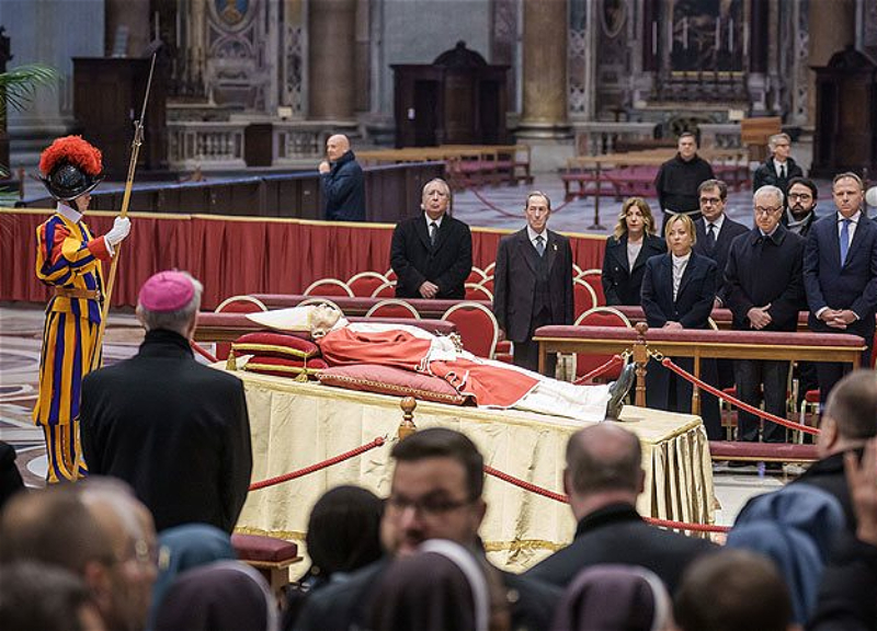 В Ватикане проходит прощание с почетным папой римским Бенедиктом XVI