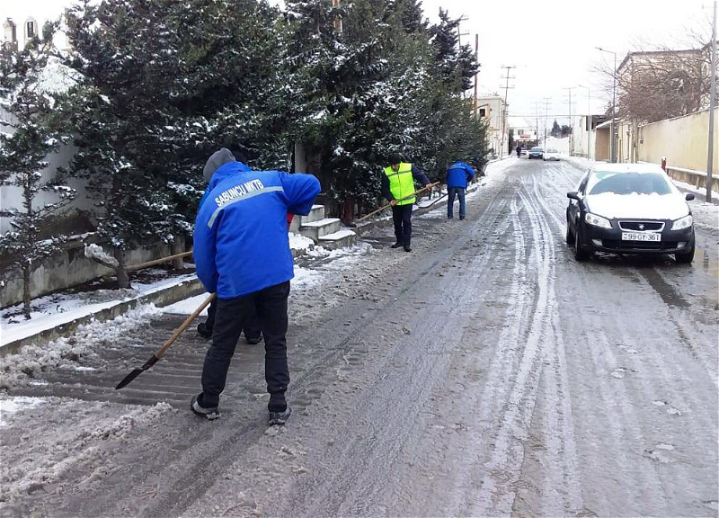 Продолжается очистка столичных дорог от снега - ФОТО