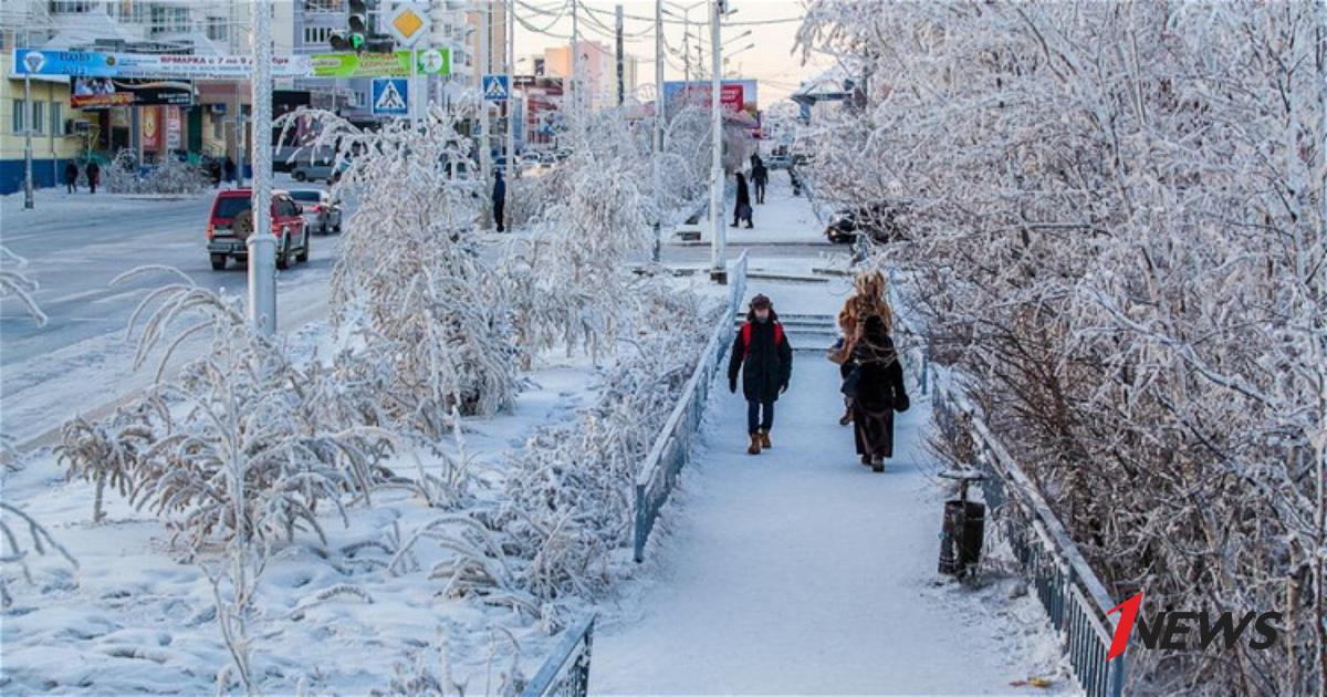 Якутск в данный момент. Якутск зимой. Город Якутск зимой. Якутия зима город. Якутск фото.