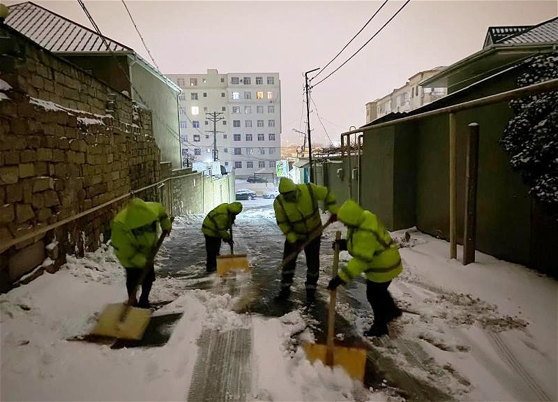 Bakı yolları gecə saatlarında qardan təmizlənib - FOTO