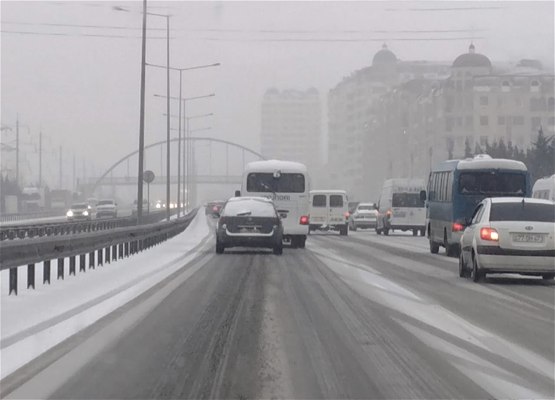 Парализовано движение на дороге Баку-Сумгайыт, около 10 цепных аварий - ФОТО
