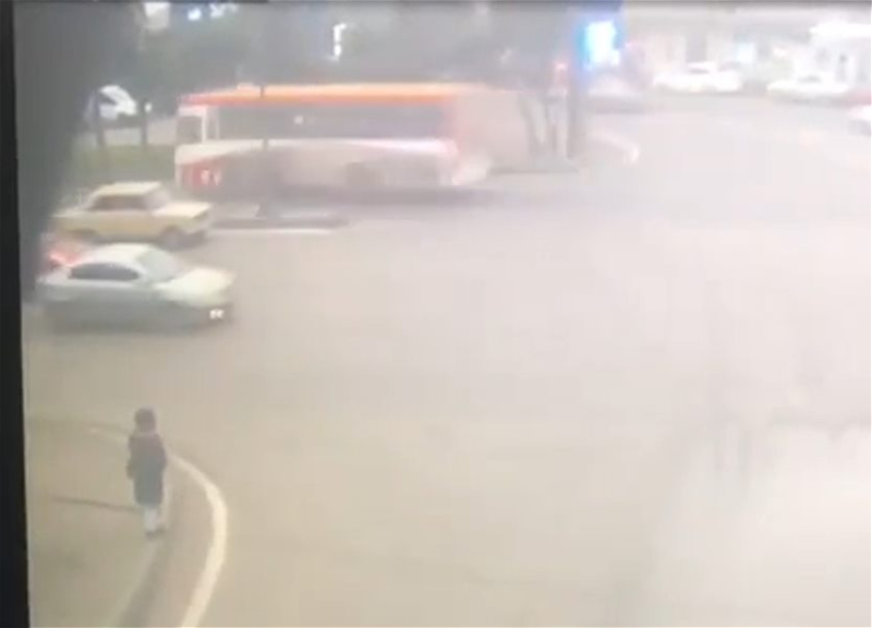 В Баку автобус насмерть сбил школьника