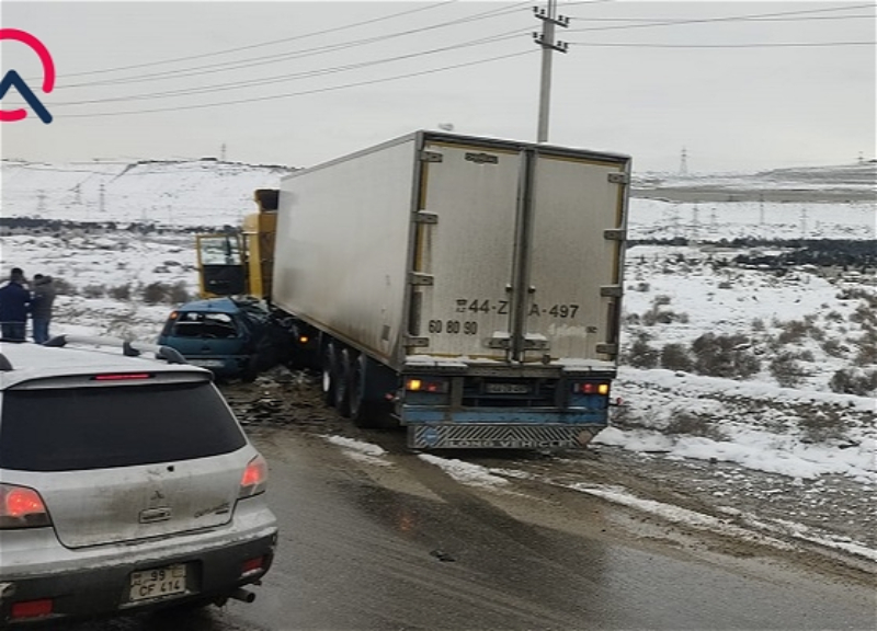 В Баку легковой автомобиль попал под грузовик – ФОТО