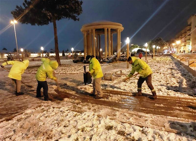 ИВ Баку проводит работы в усиленном режиме в связи с обильным снегопадом - ФОТО