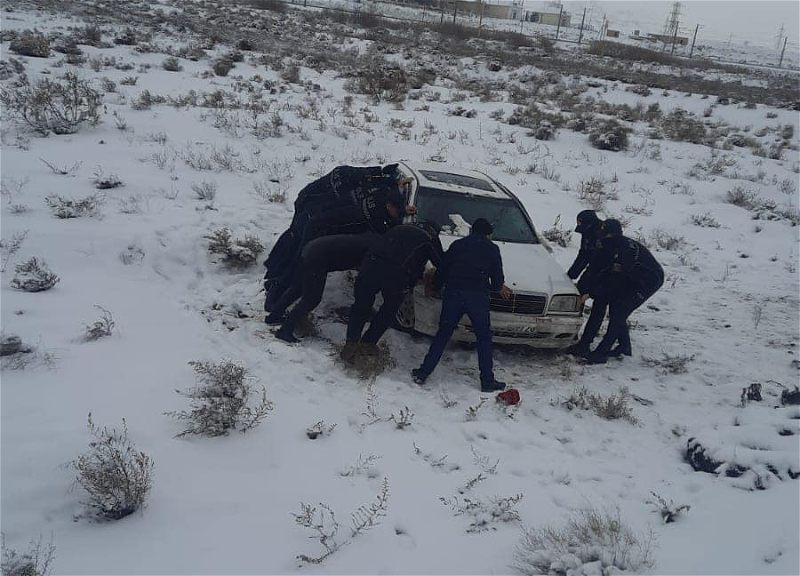 Полицейские оказали помощь водителю, вылетевшему на «Мерседесе» за пределы дороги – ФОТО – ВИДЕО