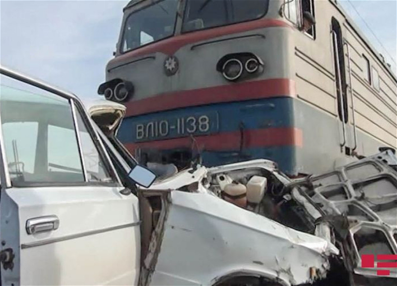В Баку поезд столкнулся с автомобилем, есть пострадавший