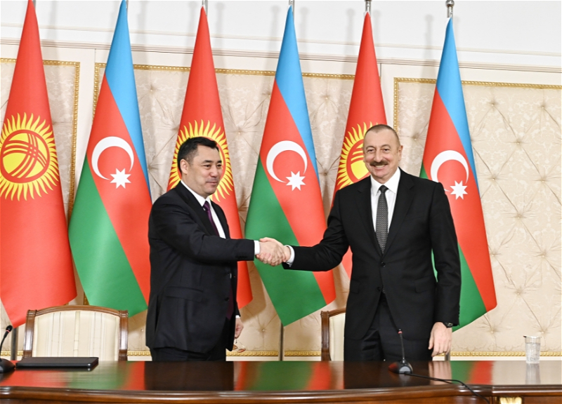 Президент Ильхам Алиев поздравил кыргызского коллегу