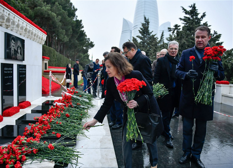 Посол Франции в Азербайджане посетила Аллею шехидов - ФОТО