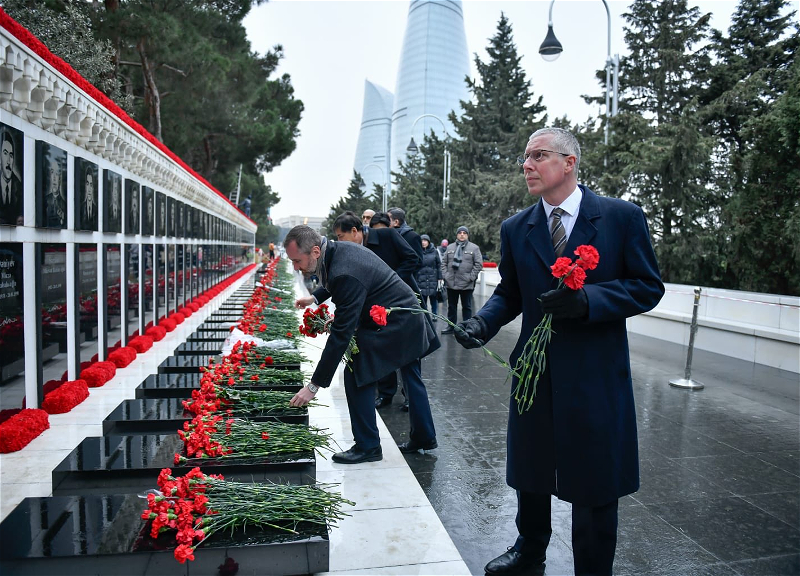 Посол Великобритании в Азербайджане почтил память жертв трагедии 20 Января – ФОТО