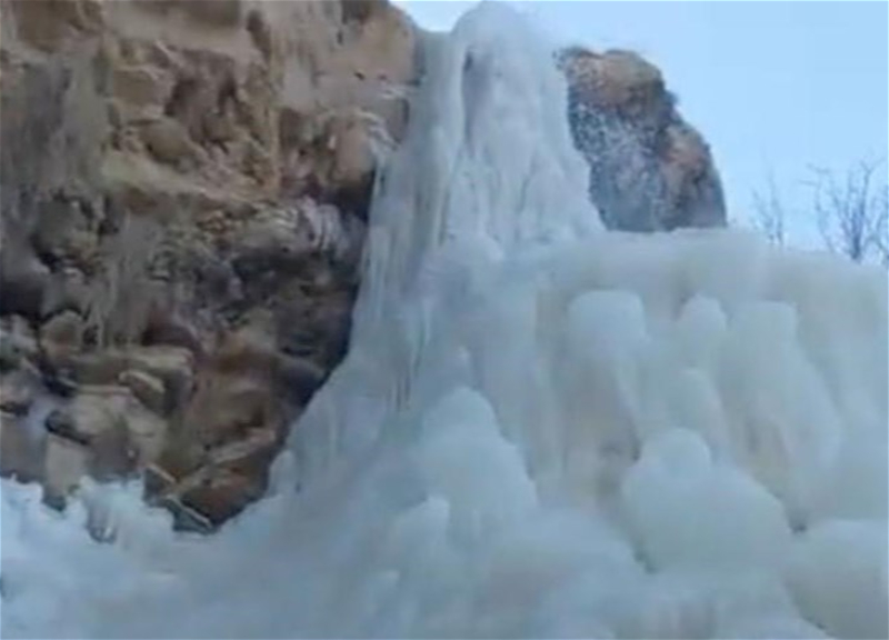В Азербайджане замерз водопад - ВИДЕО
