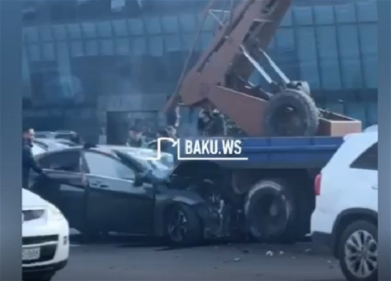 Тяжелое ДТП с участием автомобиля и крана в Баку: есть пострадавшие - ВИДЕО