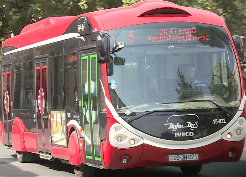 В Баку пассажирский автобус попал в ДТП, есть пострадавший