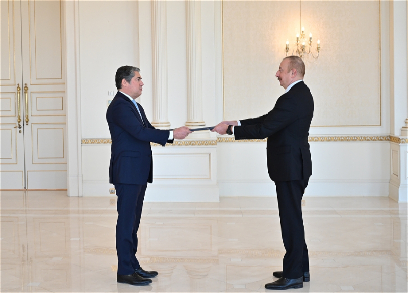 Ильхам Алиев принял верительные грамоты новоназначенного посла Греции в Азербайджане - ФОТО