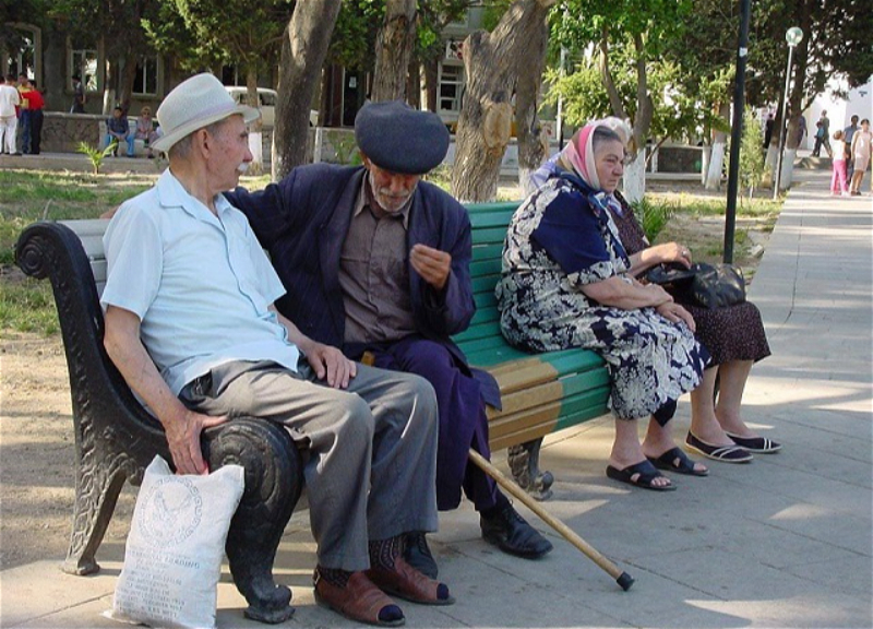 По каким критериям в Азербайджане 65-летним работникам продлевают трудовой договор?