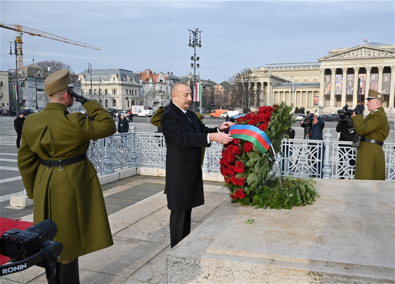 Ильхам Алиев посетил могилу неизвестного солдата в Будапеште - ФОТО