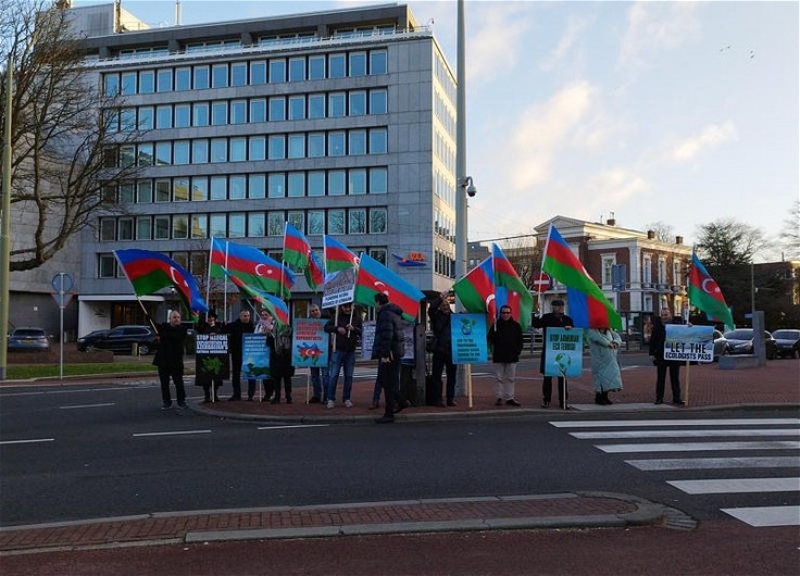 Активисты азербайджанской диаспоры проводят акцию перед Дворцом мира в Гааге