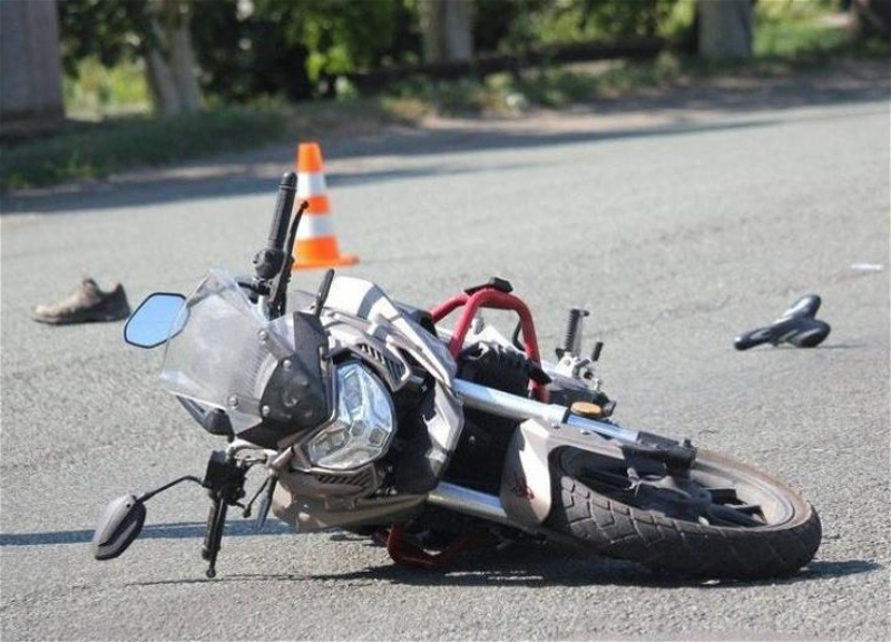 В Баку автомобиль сбил мотоциклиста