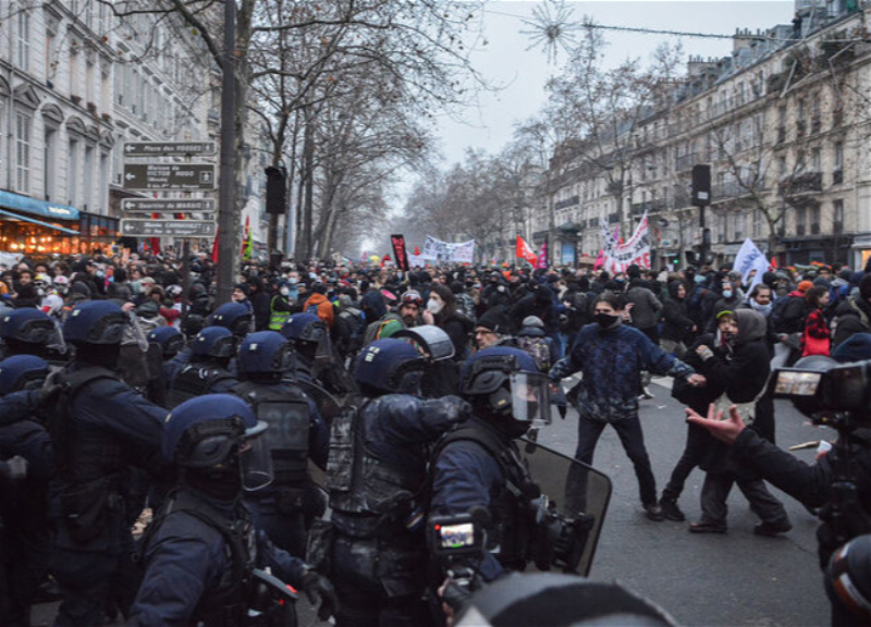 В Париже около 500 тыс человек протестуют против пенсионной реформы
