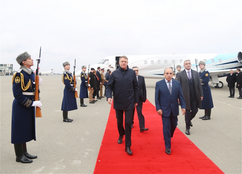 Президент Румынии прибыл в Азербайджан - ФОТО