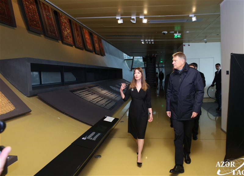 Президент Румынии Клаус Йоханнис ознакомился с Музеем ковра - ФОТО
