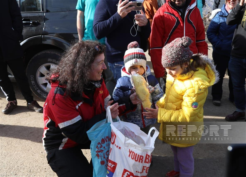 Путешественница из Уэльса вручила подарки детям семей, проживающих в Шуше - ФОТО