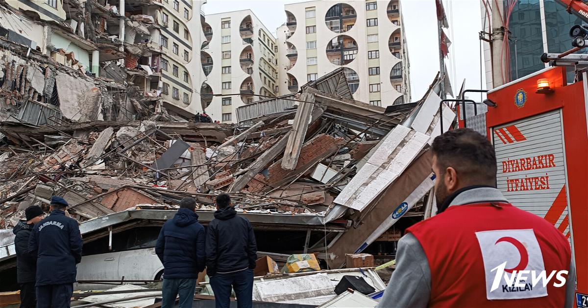 Землетрясение затронуло. Землетрясение в Турции 2023 года. Землетрясение в Турции 2023 люди на улице. Землетрясение в Турции 6 февраля 2023.