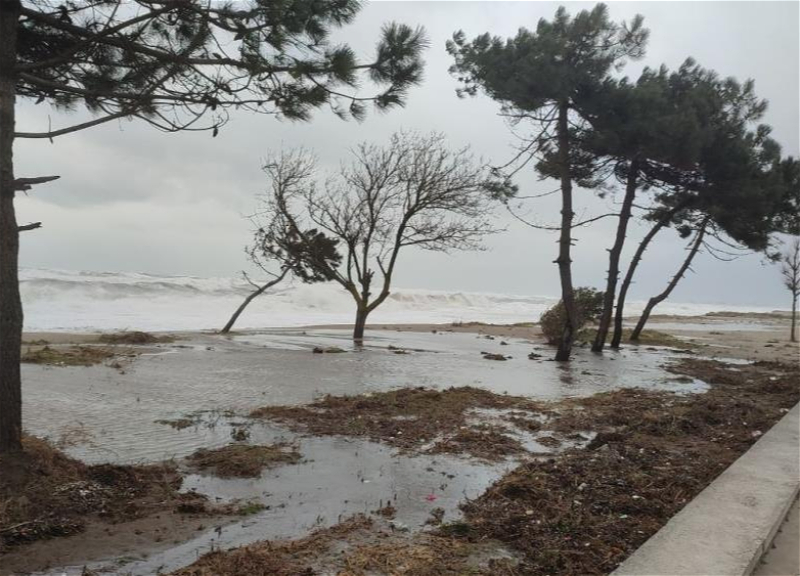 На черноморском побережье Турции - береговая эрозия: море вышло из берегов и затопило пляж - ВИДЕО