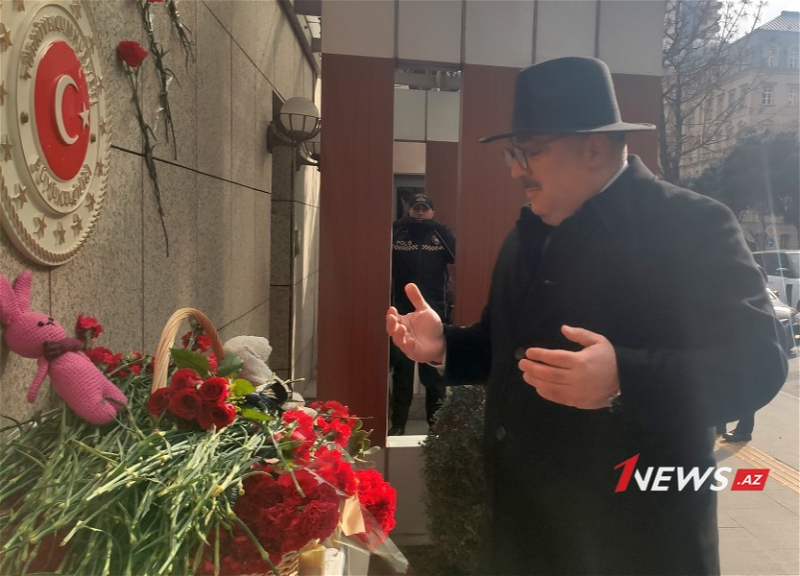 Жители Баку поминают жертв землетрясения перед посольством Турции – ФОТО