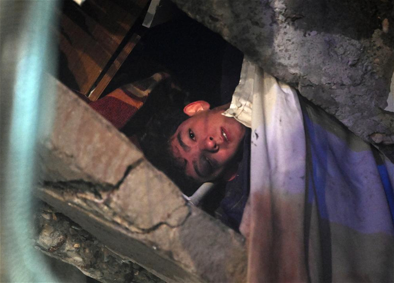 Ребенка спасли из-под завалов в Турции через день после землетрясения - ФОТО