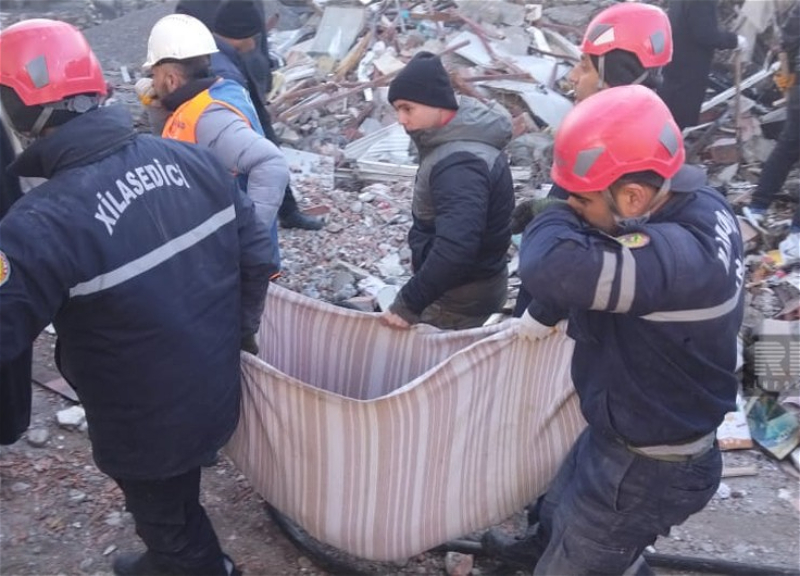 Направленные в Турцию спасатели МЧС Азербайджана отважно выполняют свою миссию - ВИДЕО