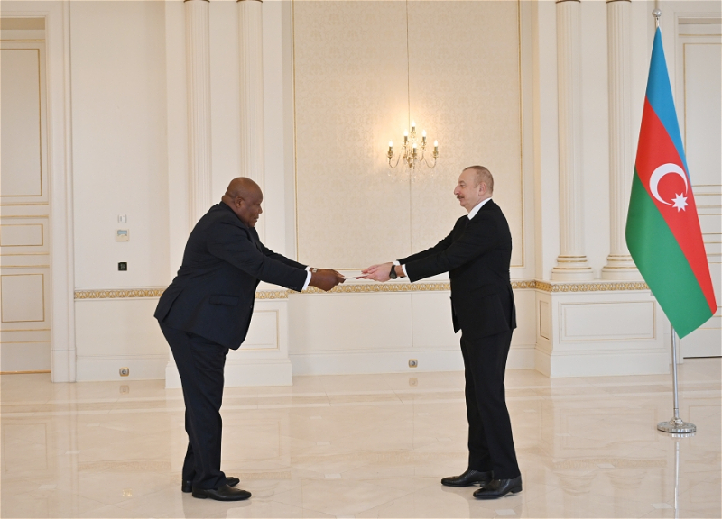 Ильхам Алиев принял верительные грамоты новоназначенного посла Конго в Азербайджане - ФОТО