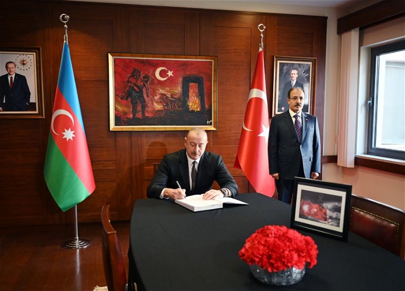 Ильхам Алиев посетил турецкое посольство, выразил соболезнования - ФОТО