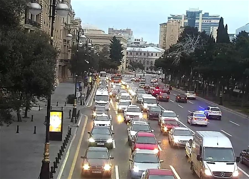 На некоторых трассах и проспектах Баку наблюдается высокая плотность движения - ФОТО