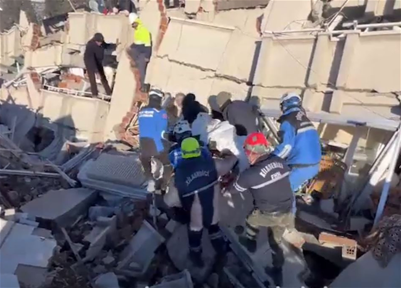 Азербайджанские спасатели вызволили из-под завалов в Турции 16 человек - ВИДЕО