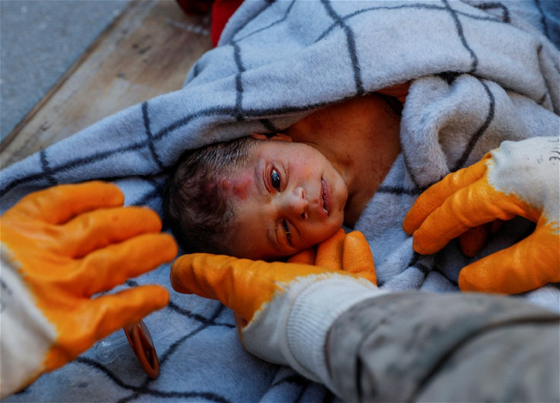 У чуда есть имя – Керем. Спасатели вызволили 20-дневного младенца, в его руках был зажат локон матери - ФОТО