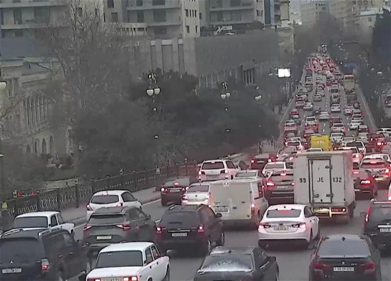 Bakının bir sıra yolllarında tıxac müşahidə olunur - SİYAHI