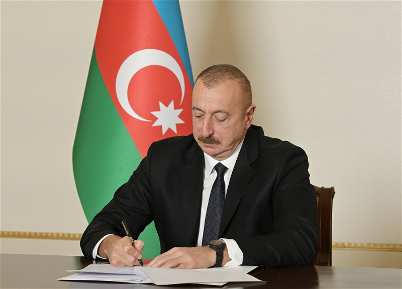 Президент Азербайджана наградил группу лиц по случаю 100-летия Верховного суда АР