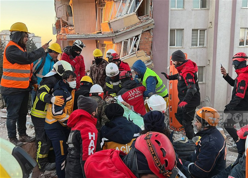 В Турции спасли 70-летнюю женщину спустя 122 часа после землетрясения - ВИДЕО