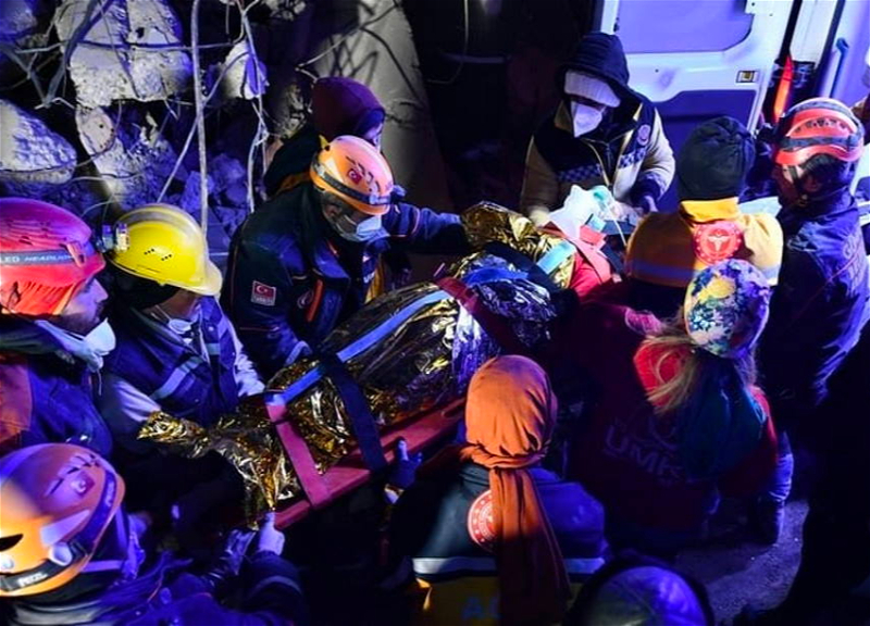 Жительницу Турции спасли из-под завалов здания спустя 170 часов - ВИДЕО