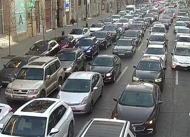 На некоторых трассах и проспектах Баку наблюдается высокая плотность движения - ФОТО