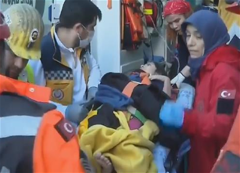 Спустя 228 часов после землетрясения из-под развалин вызволена женщина и двое ее детей – ВИДЕО