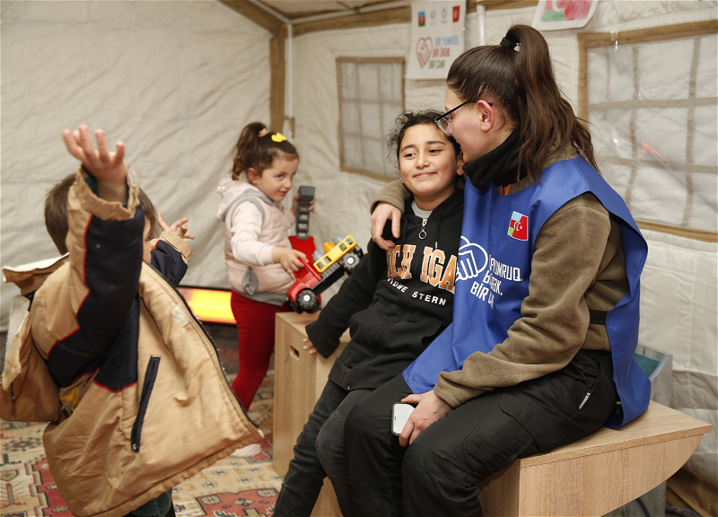 Азербайджанские волонтеры продолжают оказывать помощь пострадавшим от землетрясения в Турции - ФОТО