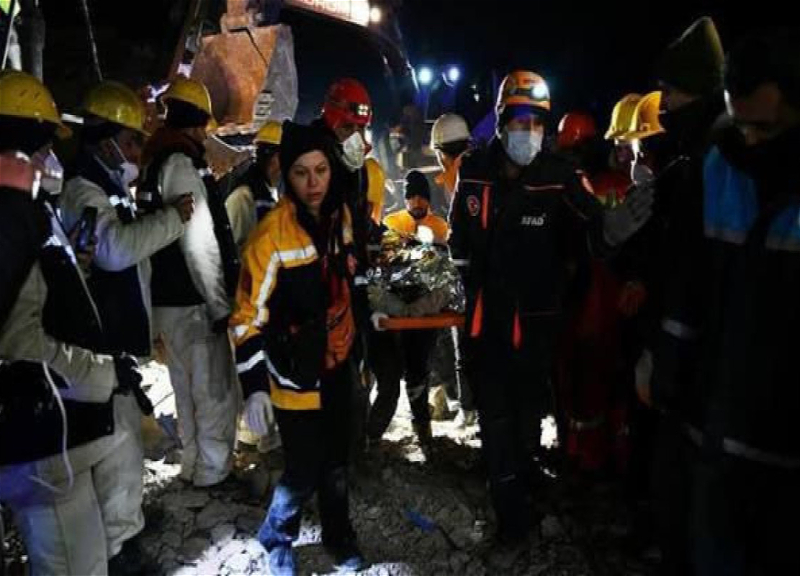 Из-под завалов в Турции спустя 11 дней после землетрясения спасена женщина - ВИДЕО