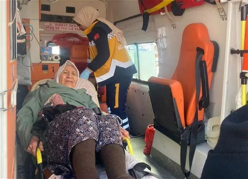 В Турции на 16-й день после землетрясения из квартиры вызволили 70-летнего мужчину и его мать - ФОТО