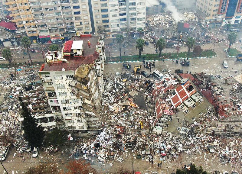 В зоне бедствия в Турции разрушены либо серьезно повреждены более 164 тыс. построек