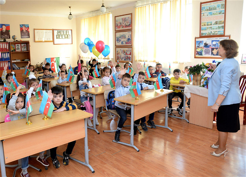 В Азербайджане повышена зарплата школьных учителей и директоров
