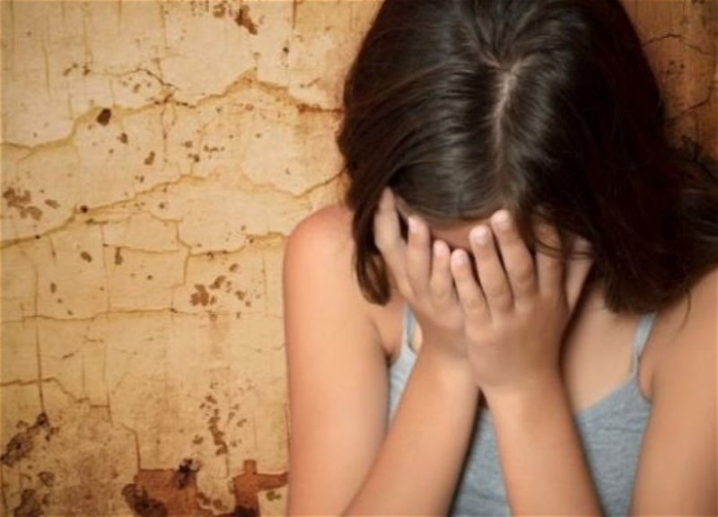 В Азербайджане четверо человек обвиняются в изнасиловании 13-летней девочки