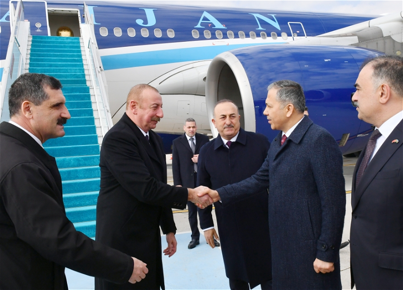 Президент Азербайджана прибыл с рабочим визитом в Турцию - ФОТО
