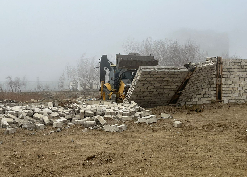 В Гарадагском районе Баку снесен забор, перекрывавший дорогу к морю – ФОТО